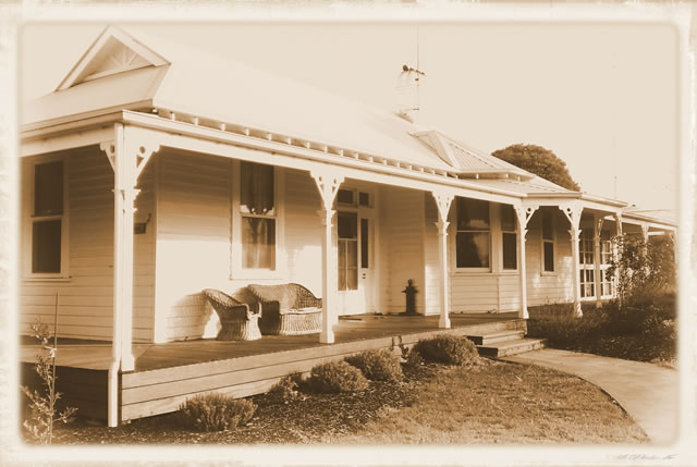 Edgehill, showing the verandah, decorative timber brackets and projecting gable.